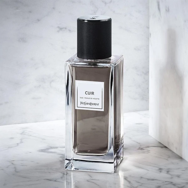 Yves Saint Laurent Cuir Oud – Feuille de Violette (2023) 125 ml — ambientada